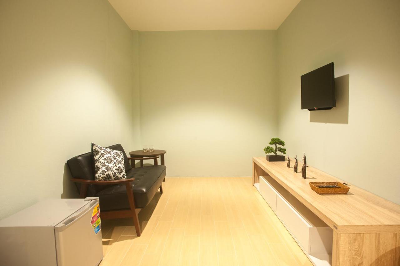 Baan Ploy In (Adults Only) Hostel Chiang Mai Luaran gambar