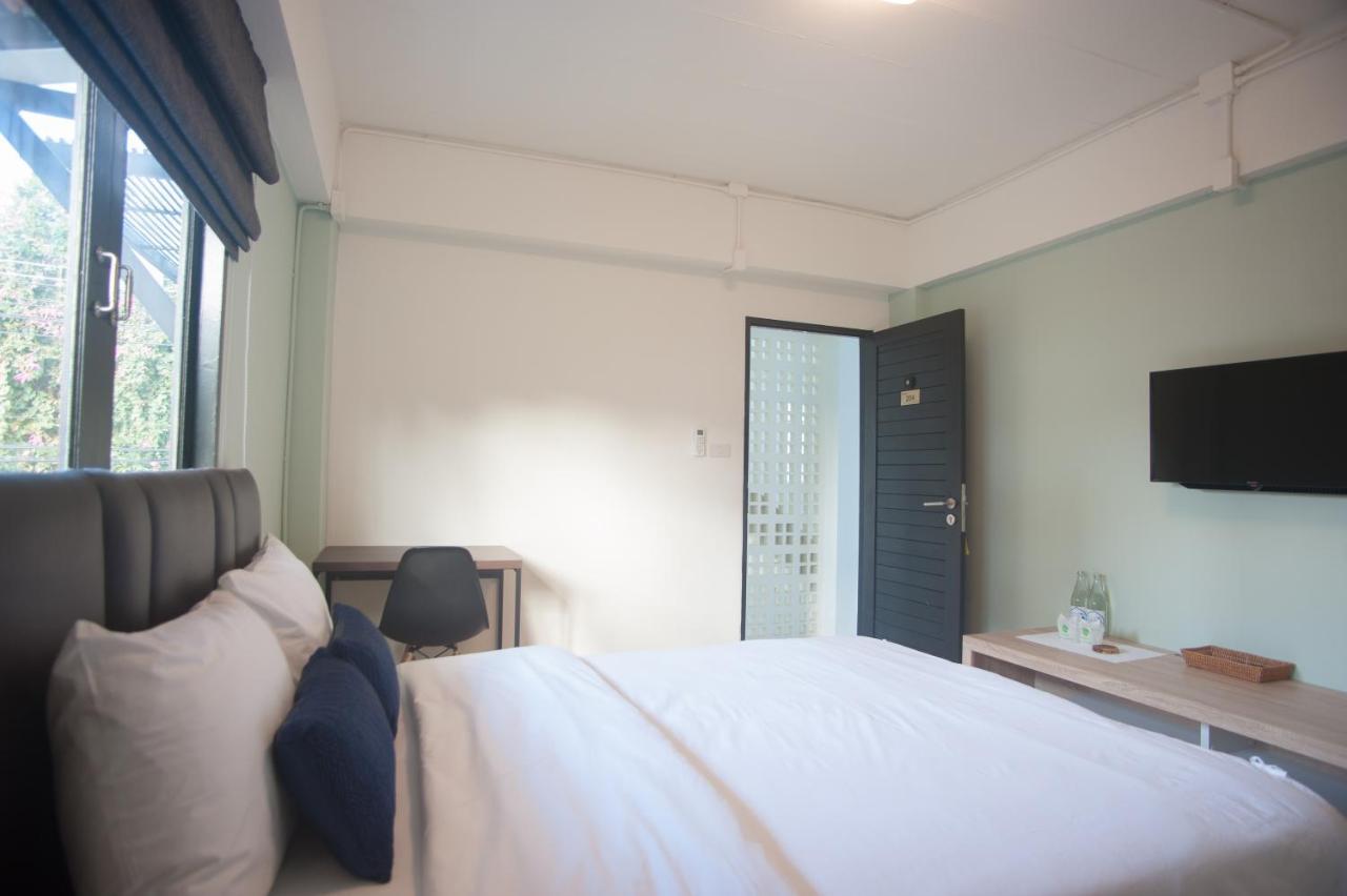 Baan Ploy In (Adults Only) Hostel Chiang Mai Luaran gambar