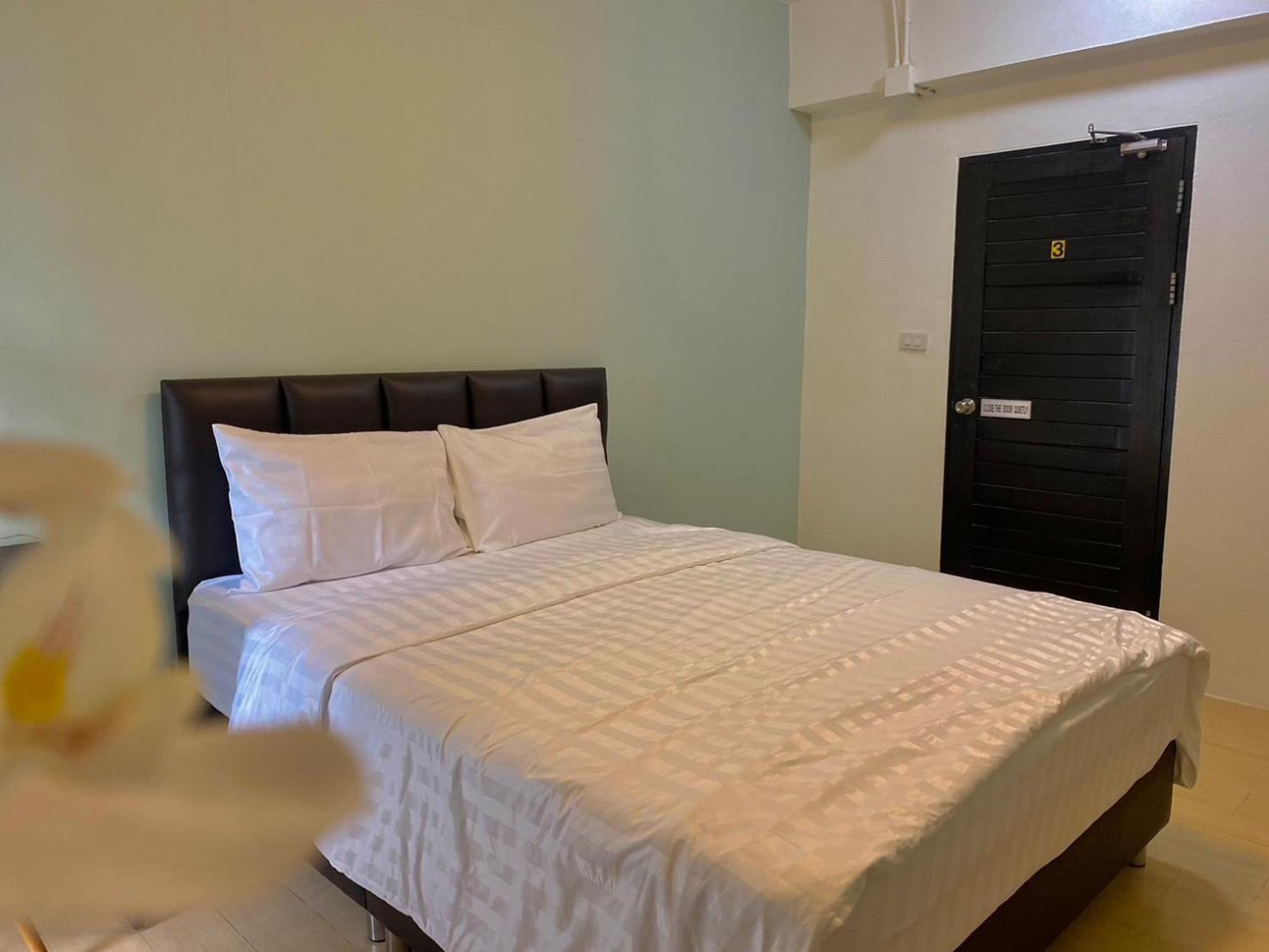 Baan Ploy In (Adults Only) Hostel Chiang Mai Luaran gambar