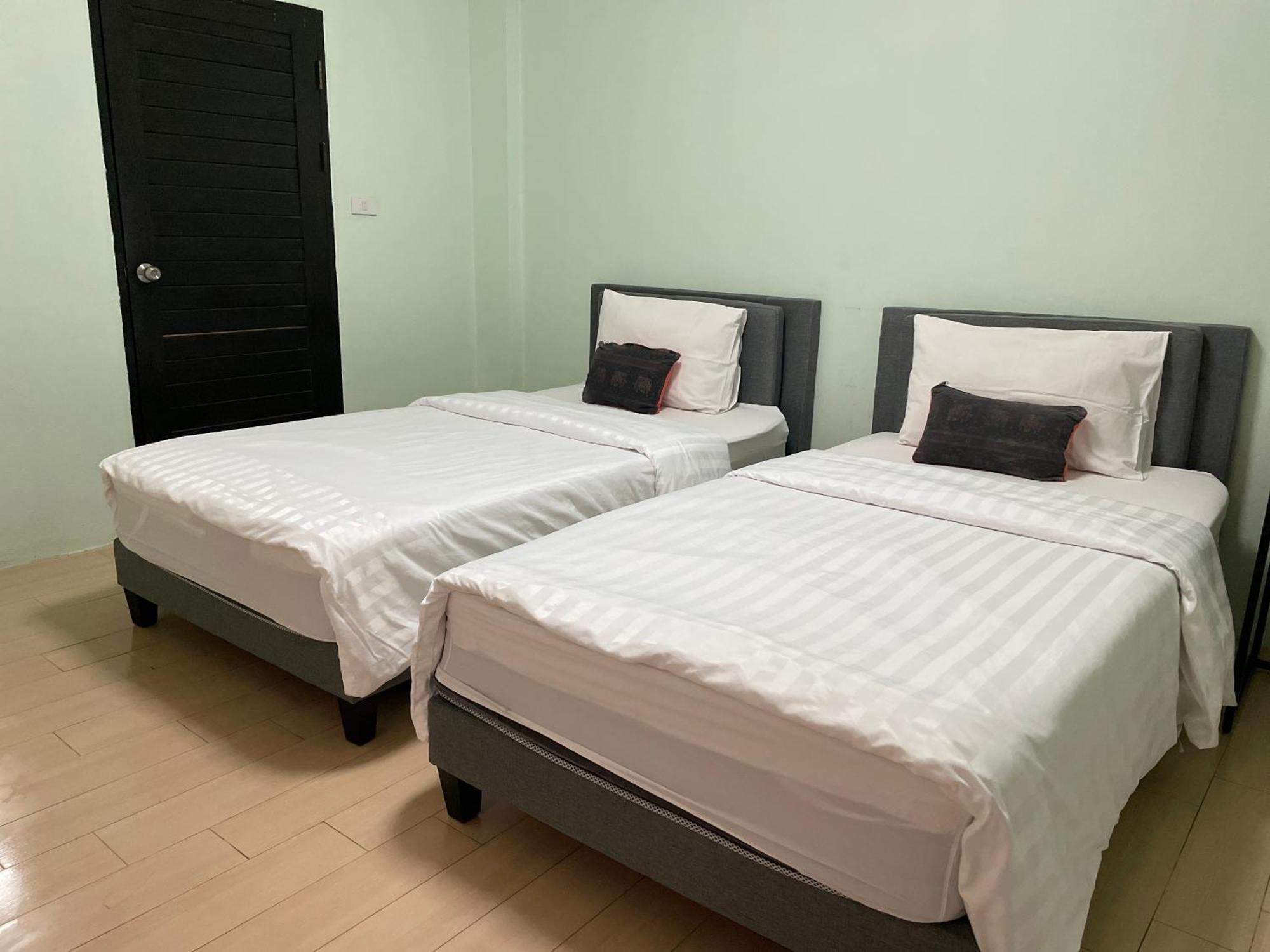 Baan Ploy In (Adults Only) Hostel Chiang Mai Luaran gambar