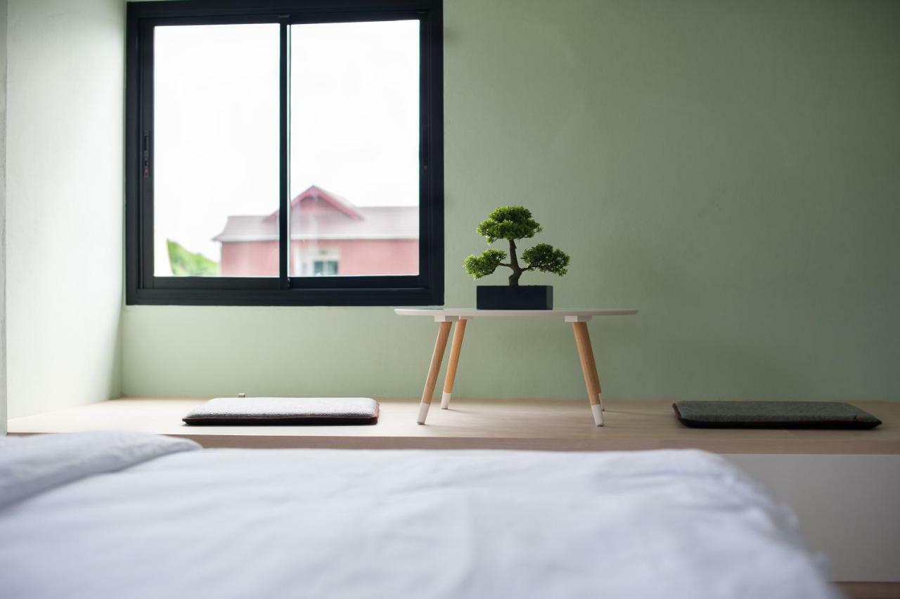 Baan Ploy In (Adults Only) Hostel Chiang Mai Luaran gambar