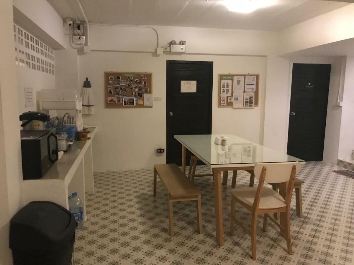 Baan Ploy In (Adults Only) Hostel Chiang Mai Luaran gambar