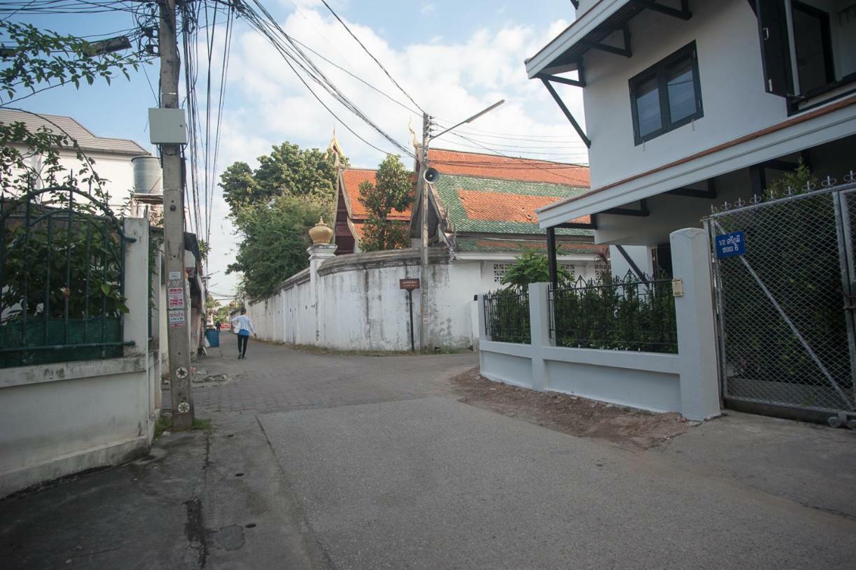 Baan Ploy In (Adults Only) Hostel Chiang Mai Luaran gambar