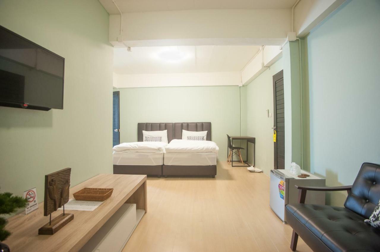 Baan Ploy In (Adults Only) Hostel Chiang Mai Luaran gambar